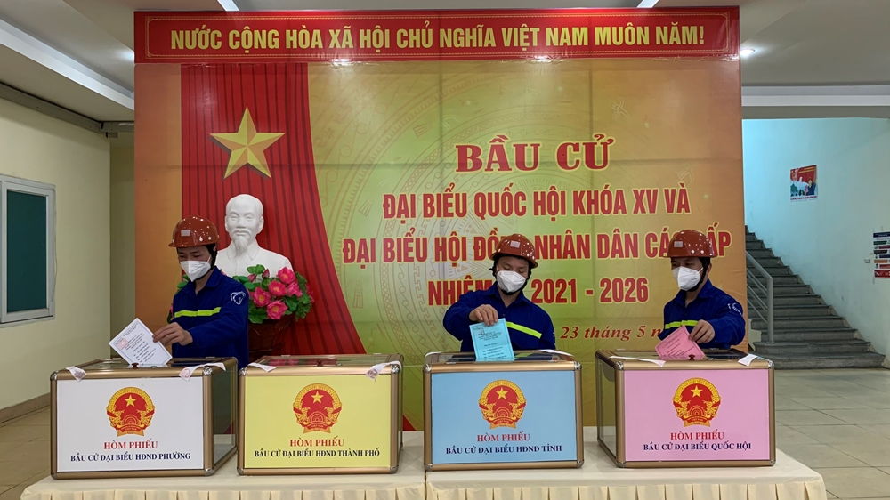 Lần lượt bỏ những lá phiếu gửi gắm niềm tin vào các đại biểu Quốc hội và Hội đồng nhân dân các cấp.